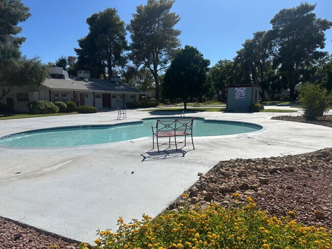 Building Photo - SE!!! Townhouse, Community Pool, Clubhouse...