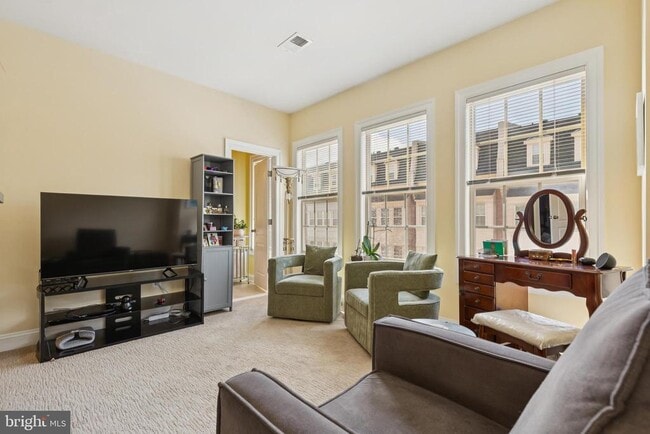 Building Photo - 724 Sentry Square