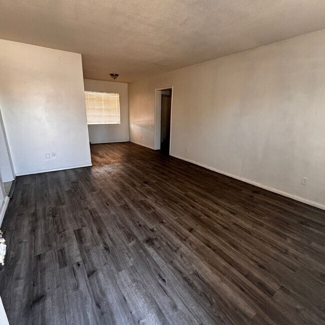 Building Photo - 1431 W 7th Pl