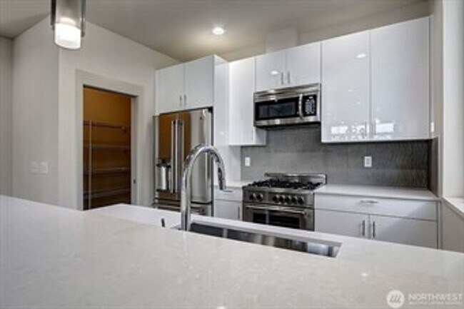 Building Photo - 3bd/2.5ba Seattle Townhome