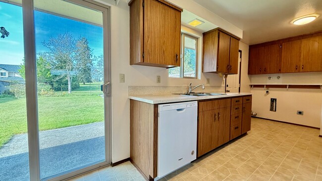 Building Photo - Two Bedroom Townhome with Yard & Attached ...