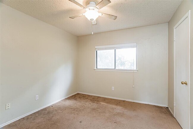 Building Photo - 813 Kettering Dr