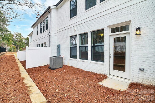 Building Photo - 6029 Mariemont Cir