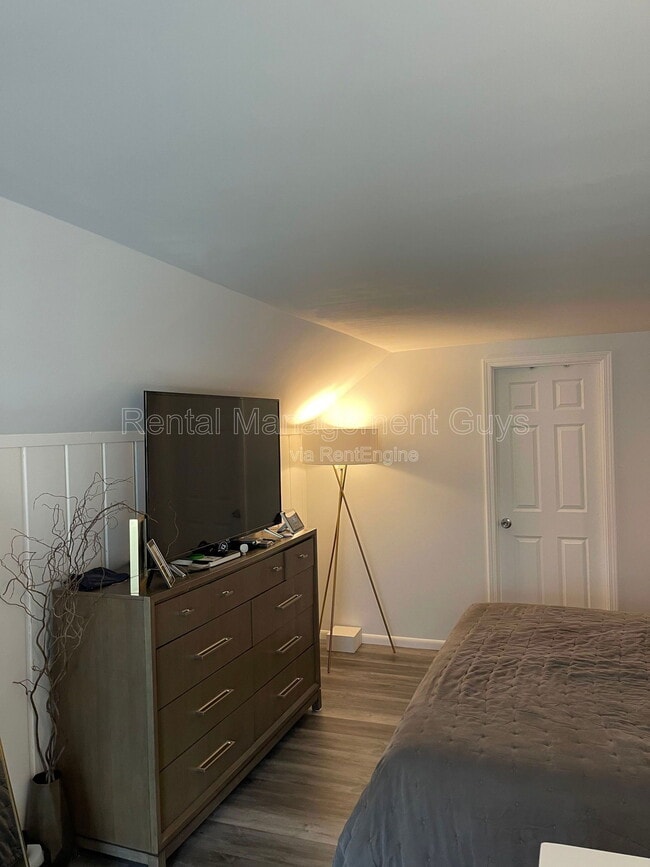 Building Photo - 4119 N Sheridan Ave