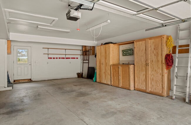 Building Photo - 2115 N Fox Hill Rd