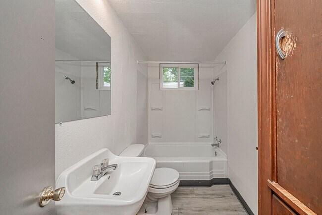 Building Photo - 411 W 5th St