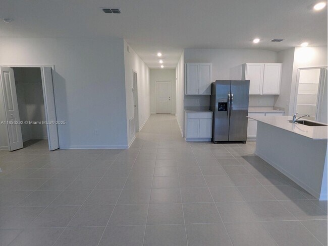 Building Photo - 2406 McKinley Dr