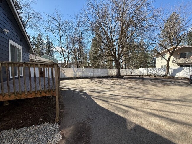 Building Photo - Newly Renovated 3 Bed, 1 Bath House w/ Bonus Room!