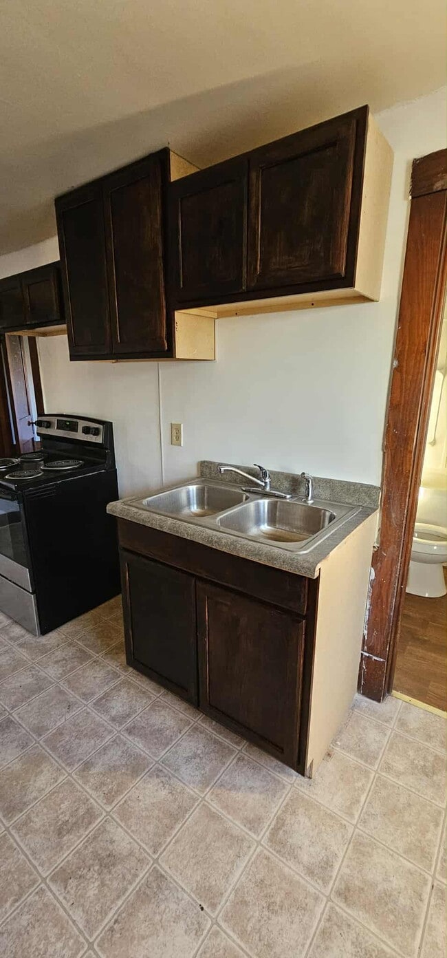 Building Photo - 2011 Monroe St