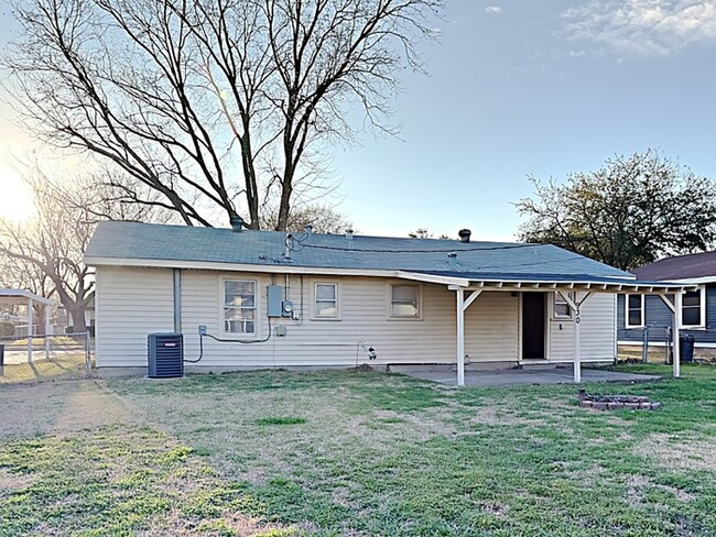 Building Photo - 930 Pampa Dr