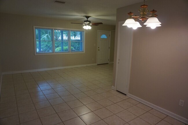 Building Photo - Beautiful 3 Bedroom House Behind Midtown