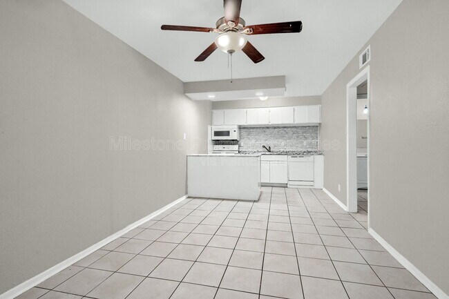 Building Photo - 816 S Crockett St