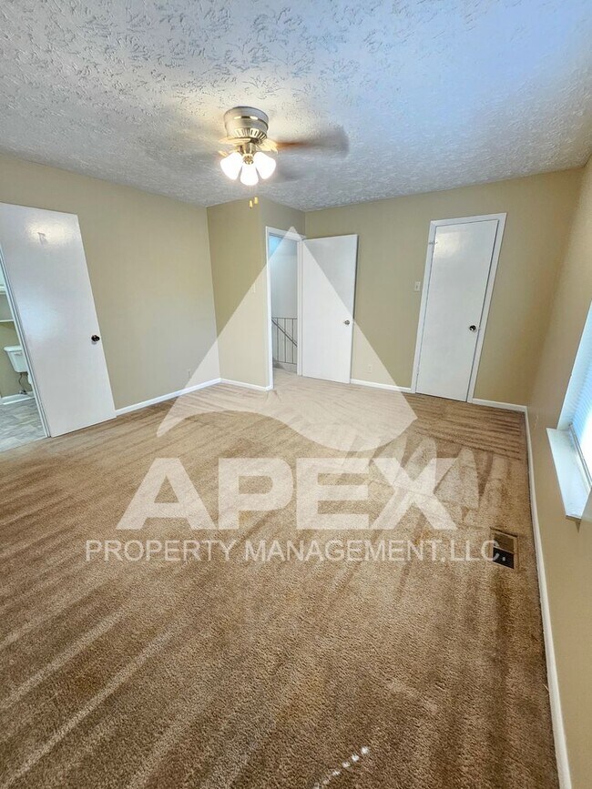 Building Photo - Spacious 2-Bdrm 1.5 Ba Townhouse style Condo in West Knoxville! End Unit!