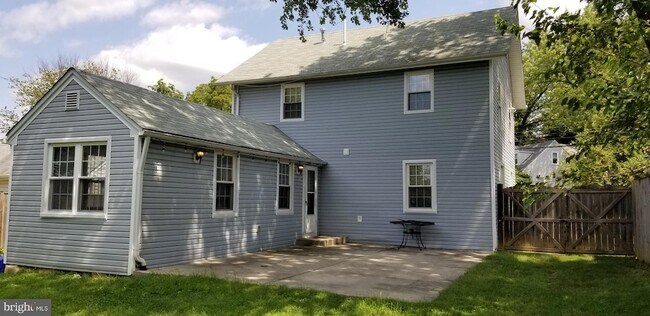 Building Photo - 923 Lewis Ave