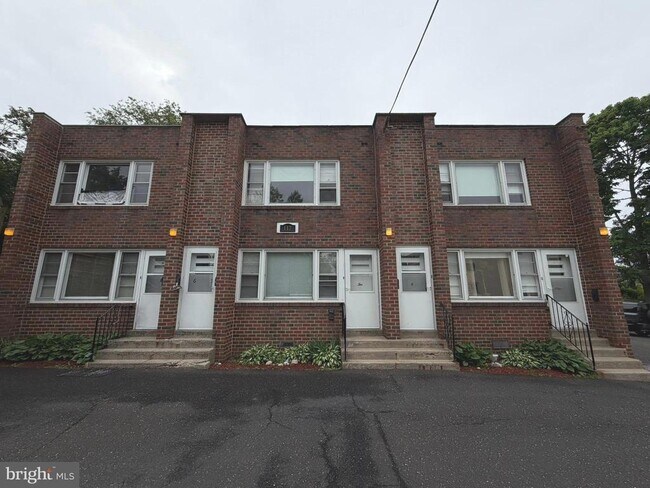 Building Photo - 117 Elm Ave