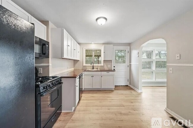 Building Photo - 13 Brookside Ave W