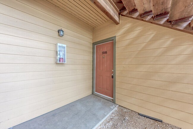 Building Photo - West campus 1 bed condo just 2 blocks from UT