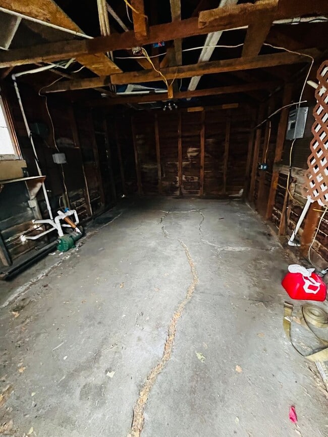 Building Photo - 2-Bed, 1-Bath Home with Detached Garage & ...