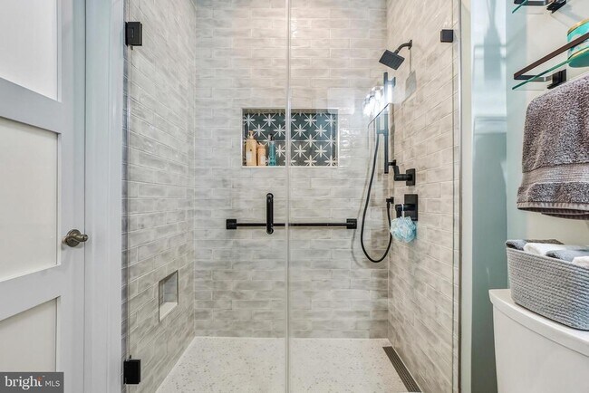 Building Photo - 27 Booth St