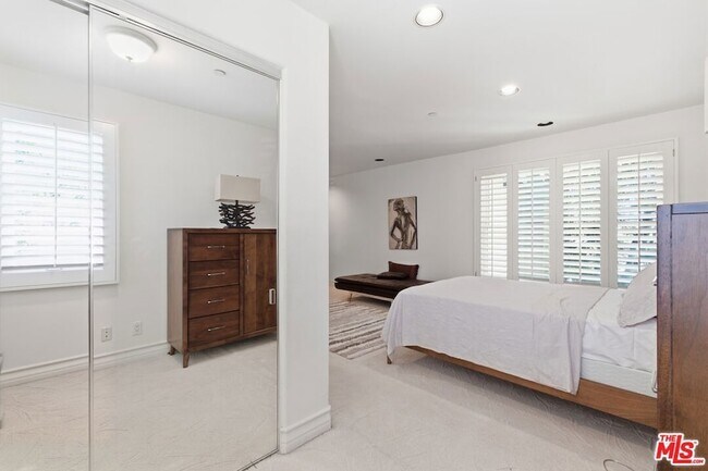 Building Photo - 6003 County Oak Rd