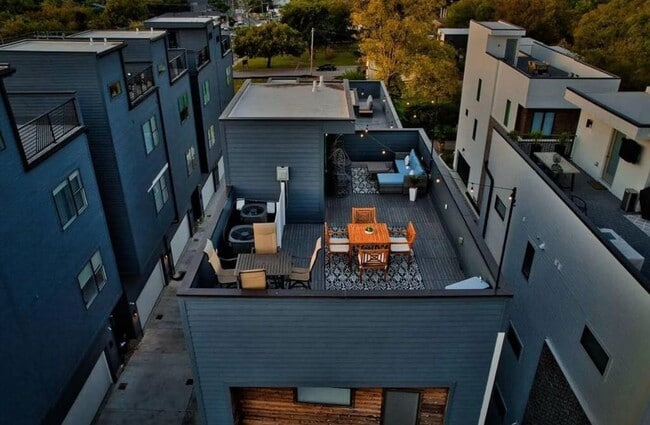 Building Photo - 2718 Delaware Ave