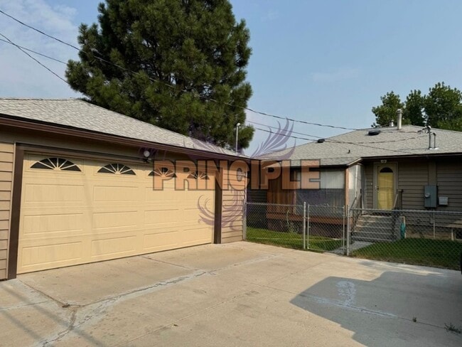 Building Photo - Updated 3 Bedroom House in a Family Friendly Neighborhood