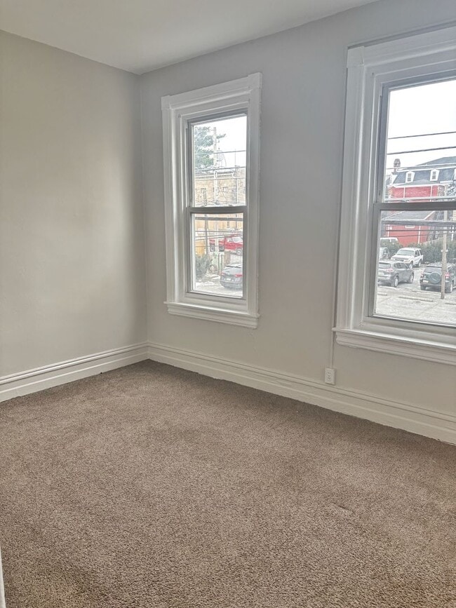 Building Photo - Spacious 5-Bed, 1-Bath, 1,890 sqt