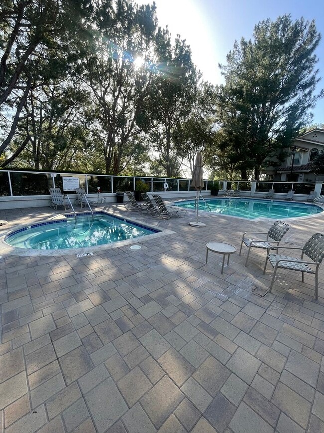 Building Photo - Very Spacious 1 Bed, 1 Bath Condo in Mission Viejo For Rent-In Unit Laundry and Attached Garage