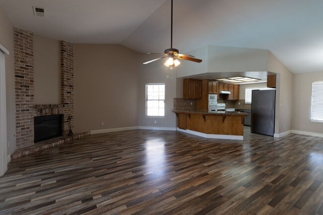 Building Photo - Stunning 3-bedroom, 2-bathroom home with a...