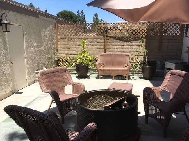 Building Photo - 3 Bedroom Condo - End Unit For Lease