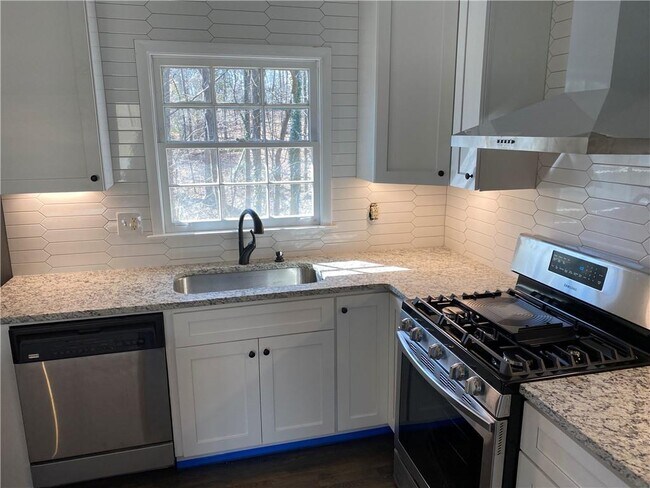 Building Photo - 2647 Hatfield Cir SE