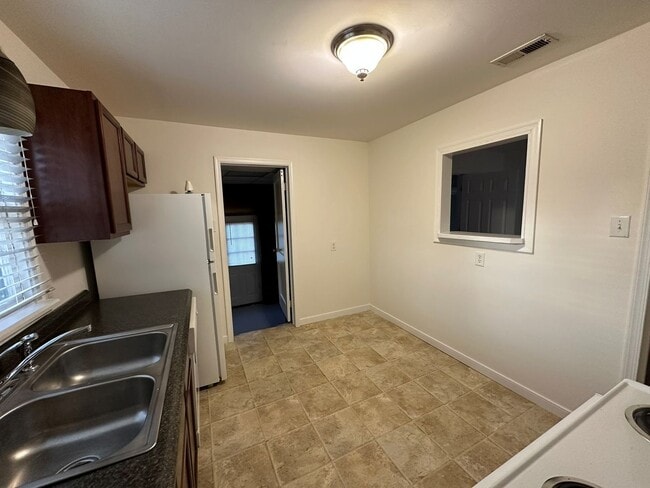 Building Photo - Rancher with Large Back Yard!