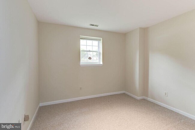 Building Photo - 1264 Quaker Hill Dr