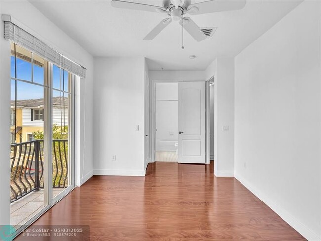 Building Photo - 563 NW 35th Pl