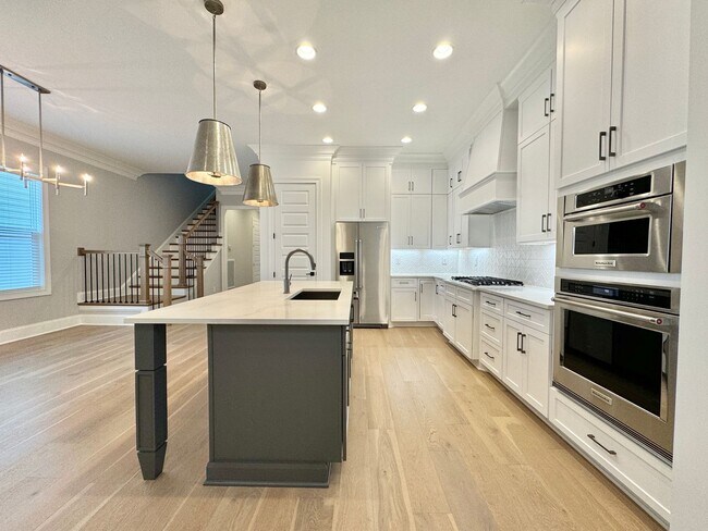 Building Photo - 3 bedroom home with 3.5 bathrooms and 2 Car Garage