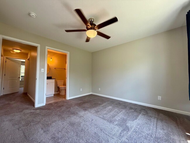 Building Photo - 180 Lakeland Dr