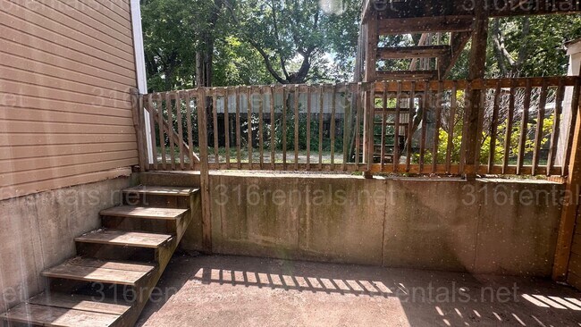 Building Photo - $895 - 2 bed 1.5 bath - Recently Remodeled...