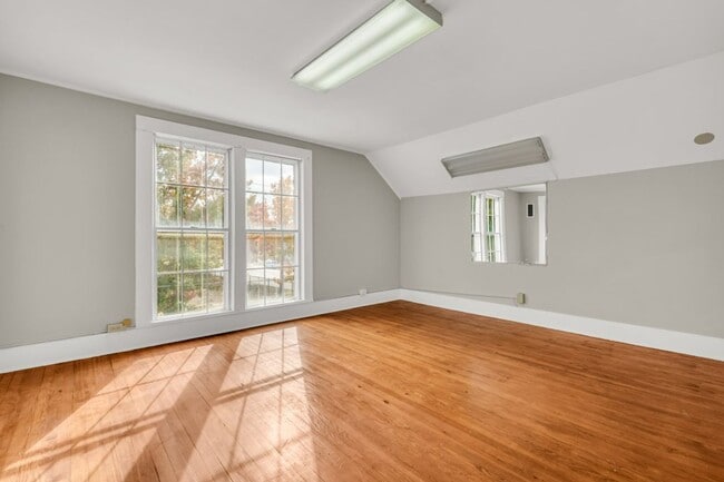 Building Photo - 402 N Gloster St