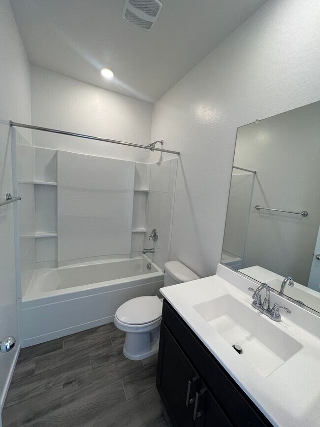 Building Photo - Gorgeous Newer Build 4 Bed/3 Bath in Rancho Cabrillo