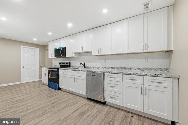 Building Photo - 667 S Broadway