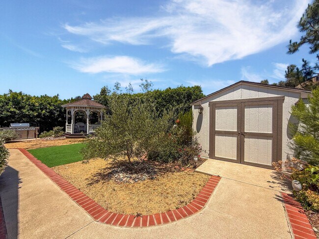 Building Photo - Beautiful 4BD/2BA w/ Attached Garage & Lar...