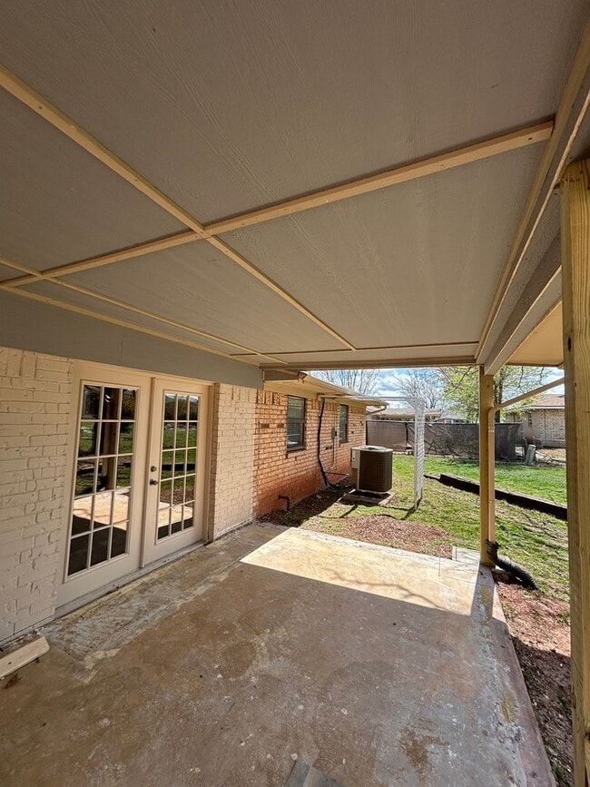 Building Photo - 3 bedroom, 1 3/4 baths NOW AVAILABLE in the Eisenhower School District!