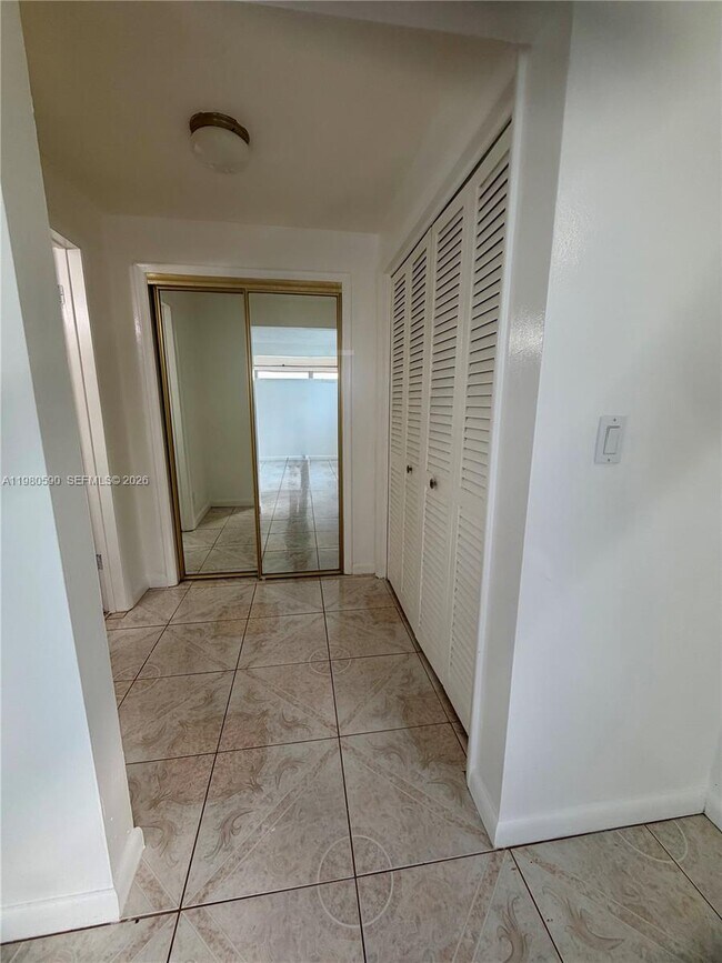 Building Photo - 16701 NE 14th Ave