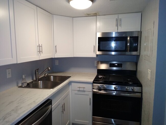 Building Photo - Blue Pointe