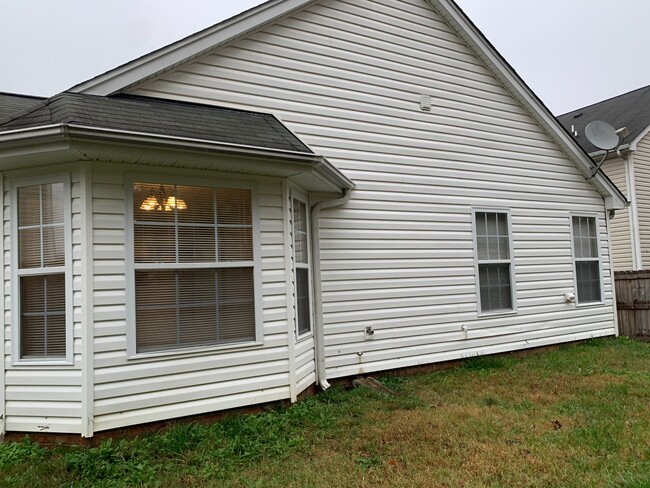 Building Photo - Charming 3-Bedroom Located in Greensboro