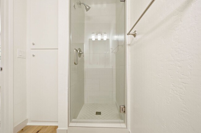Building Photo - Remodeled 3bd/2.5bath steps from beaches, Racetrack, and Cedros Design district