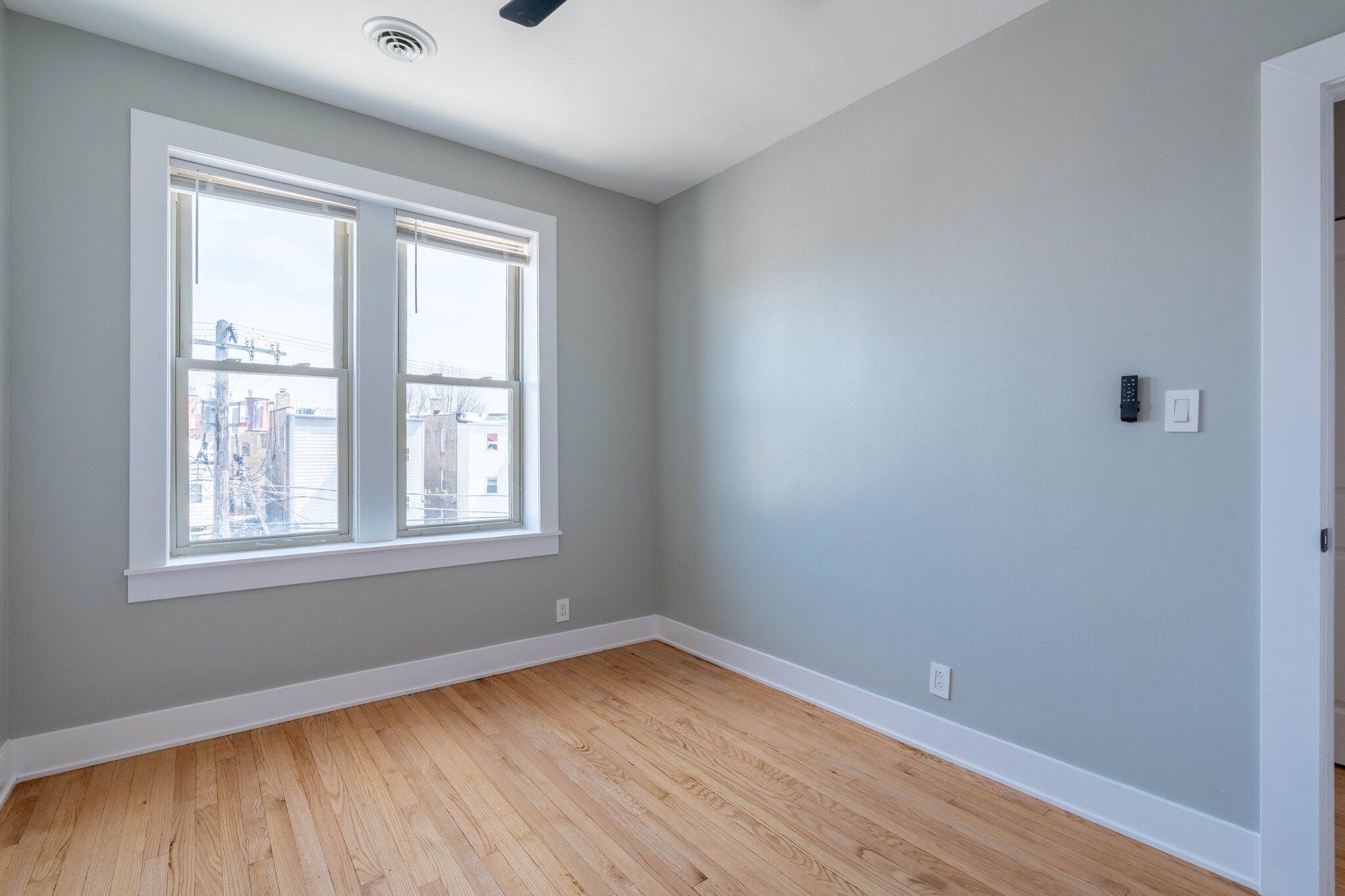 Building Photo - 6239 N Western Ave