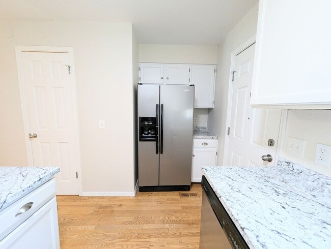 Building Photo - 2 Bedroom in Great Location