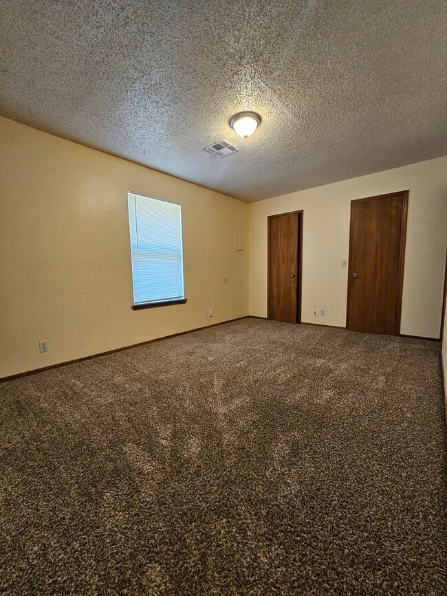 Building Photo - (3) Bed/(2) Bath SE Norman! Easy Access to...