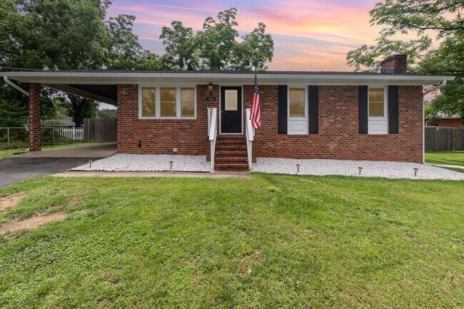 Primary Photo - 203 Pecan Ln